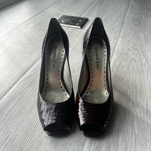 Gianni Bini Brown Patent Leather Shoe - Picture 2 of 3